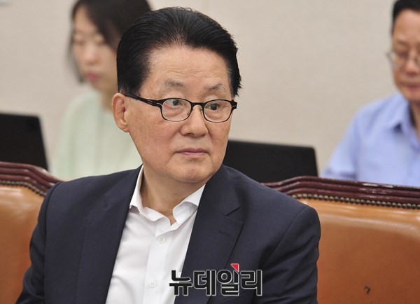 ▲ 박지원 새정치민주연합 의원이 15일 국회에서 열린 법제사법위원회 전체회의에 참석해 발언하고 있다.ⓒ뉴데일리 이종현 기자