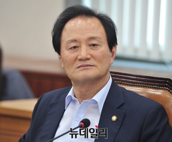 ▲ 노철래 새누리당 의원이 15일 국회에서 열린 법제사법위원회 전체회의에 참석해 발언하고 있다.ⓒ뉴데일리 이종현 기자
