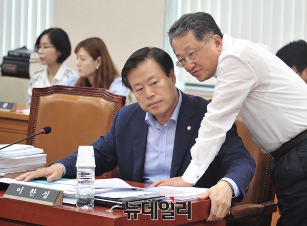 ▲ 김재경 새누리당 의원(오른쪽)이 15일 국회에서 열린 법제사법위원회 전체회의에 참석해 이한성 여당 간사와 대화하고 있다.ⓒ뉴데일리 이종현 기자