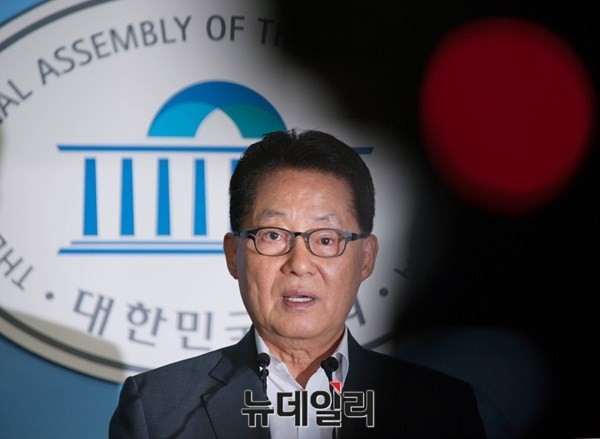▲ 김재경 새누리당 의원(오른쪽)이 15일 국회에서 열린 법제사법위원회 전체회의에 참석해 이한성 여당 간사와 대화하고 있다.ⓒ뉴데일리 이종현 기자