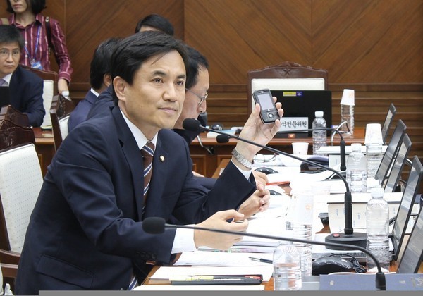 ▲ 김재경 새누리당 의원(오른쪽)이 15일 국회에서 열린 법제사법위원회 전체회의에 참석해 이한성 여당 간사와 대화하고 있다.ⓒ뉴데일리 이종현 기자