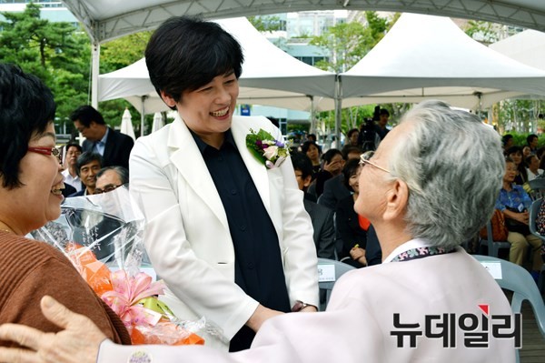 ▲ 최근 지역 내에서 인지도가 상승중인 강은희 의원이 최근 수성갑에서 열린 행사에 참석해 지역민과 만나 환하게 웃고 있다.ⓒ뉴데일리