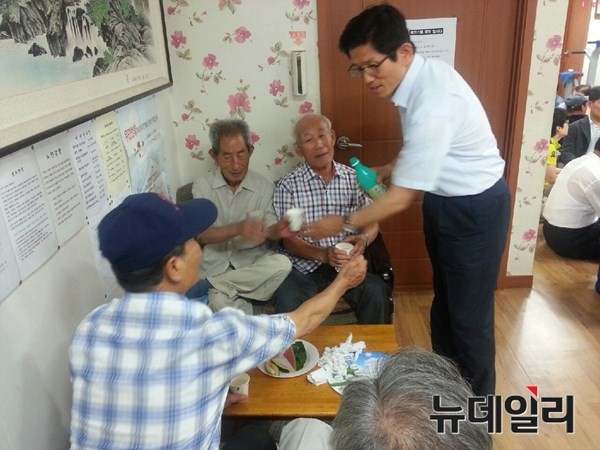 ▲ 김문수 전 경기도지사가 15일 범어3동 노인경로잔치에 참석해 지역민과 막걸리를 돌리며 인사를 하고 있다.ⓒ뉴데일리