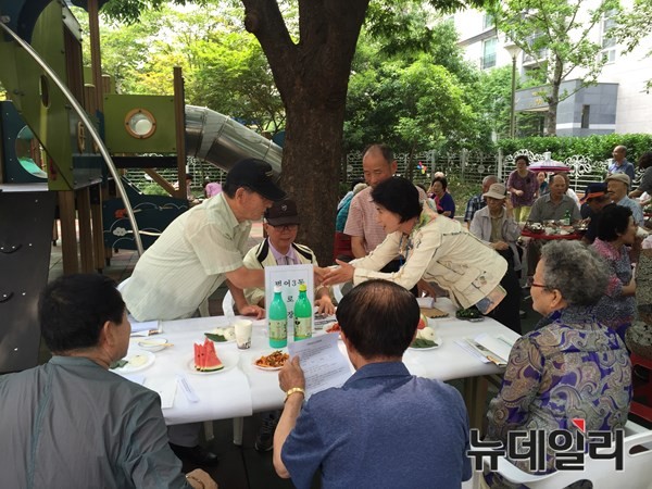 ▲ 정순천 대구시의회 부의장이 15일 범어3동 경로당을 찾아 지역민과 인사를 나누며 얼굴알리기에 나섰다 .ⓒ뉴데일리