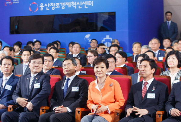 ▲ 박근혜 대통령이 15일 울산 창조경제혁신센터 출범식에 참석해 센터 주요 시설에 대한 설명을 듣고 있다. ⓒ청와대 제공