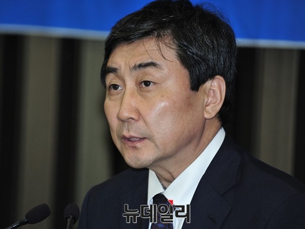 ▲ 새정치연합 이종걸 원내대표가 청와대와 정부의 추가경정예산에 대해 단호한 자세로 일관했다. 추경이 다급한 여당에 맞서 협상력을 키우기 위한 포석으로 해석된다. ⓒ뉴데일리 이종현 기자