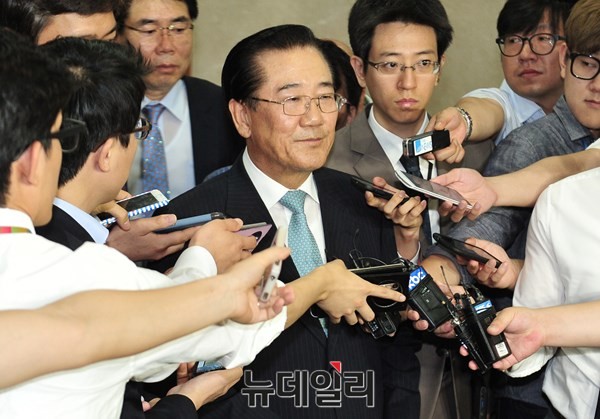 ▲ 박준영 전 전남도지사가 16일 국회에서 새정치민주연합 탈당 기자회견을 한 뒤, 취재진의 질문에 답하고 있다. ⓒ뉴데일리 이종현 기자