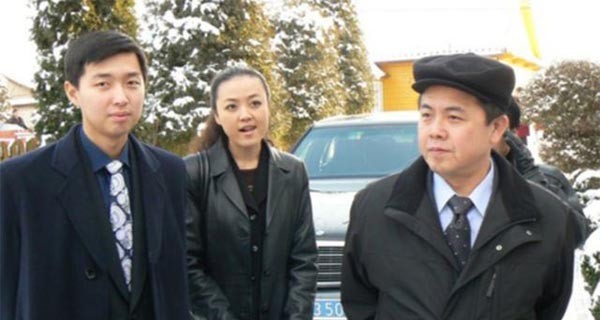 ▲ 김정일의 이복동생 김평일(오른쪽)과 자녀들. 2007년 유럽에서 포착된 모습이다. ⓒ연합뉴스. 무단전재 및 재배포 금지.