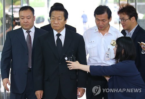 ▲ 김양 전 국가보훈처장이 지난달 26일, 서울중앙지법에 영장실질심사를 받기 위해 들어서고 있다. ⓒ연합뉴스