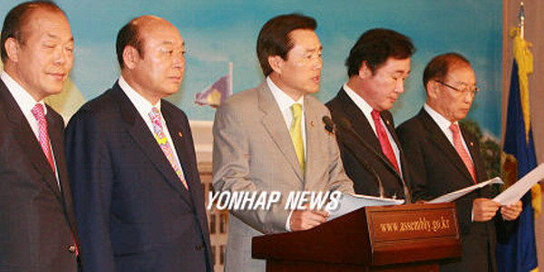 ▲ 2007년 7월 16일, 통합민주당 김효석·이낙연·신중식·채일병 의원과 박광태 광주광역시장, 박준영 전남도지사 등이 열우당과의 대통합을 호소하며 민주당을 탈당하는 기자회견을 열고 있다. ⓒ연합뉴스