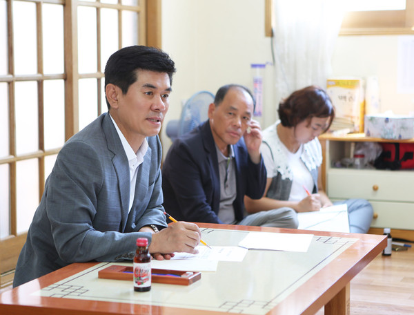 ▲ 권영택 영양군수가 지난 15일 일월면 마을회관을 방문해 주민들과 대화를 나누고 있다.ⓒ영양군 제공