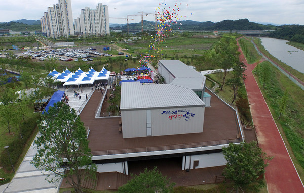 ▲ 하늘에서 본 이성자 박물관 축하 풍선이 날리고 있다