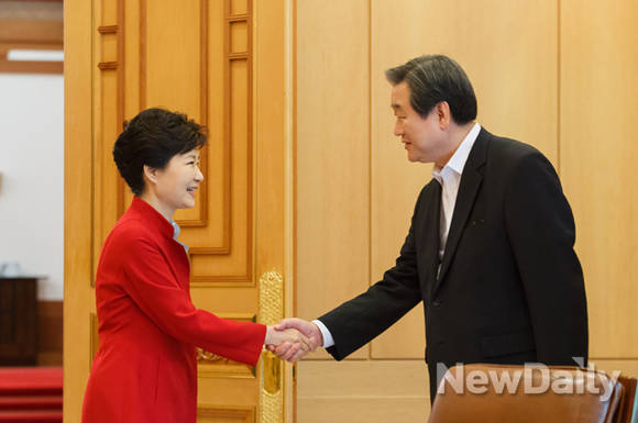 ▲ 박근혜 대통령과 새누리당 김무성 대표가 16일 청와대에서 만나 악수를 나누고 있다. ⓒ 뉴데일리(청와대 제공)