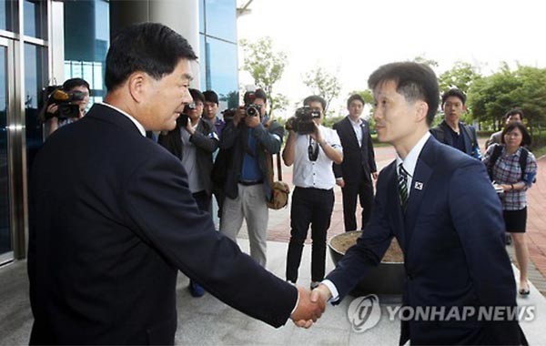 ▲ 박철수 北중앙개발특구총지도국 부총국장(왼쪽)과 이상민 韓통일부 남북협력지구 발전기획단장(오른쪽)이 악수를 나누고 있다. ⓒ연합뉴스. 무단전재 및 재배포 금지.