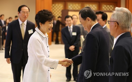 ▲ 박근혜 대통령이 17일 청와대에서 열린 대한민국 헌정회 임원진과의 오찬에 참석해 전직 의원들과 인사를 나누고 있다. ⓒ연합뉴스 DB