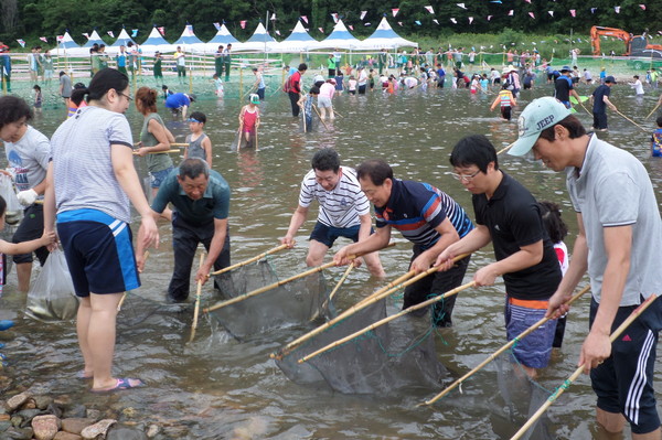 ▲ “올여름 피서 수박향 가득한 명품 황금은어 잡으러 영덕으로 오세요~”ⓒ영덕군 제공