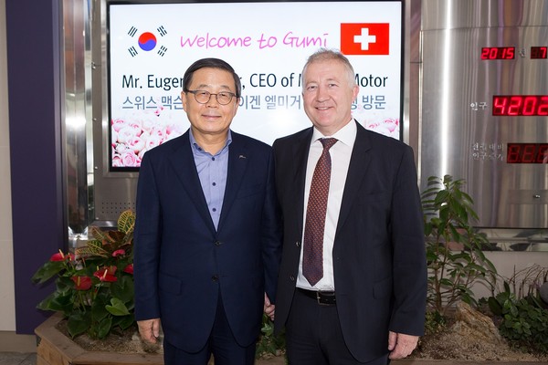 ▲ 남유진 구미시장이 맥슨모터 오이겐 엘미거 CEO와 기념촬영을 하고 있다.ⓒ구미시 제공