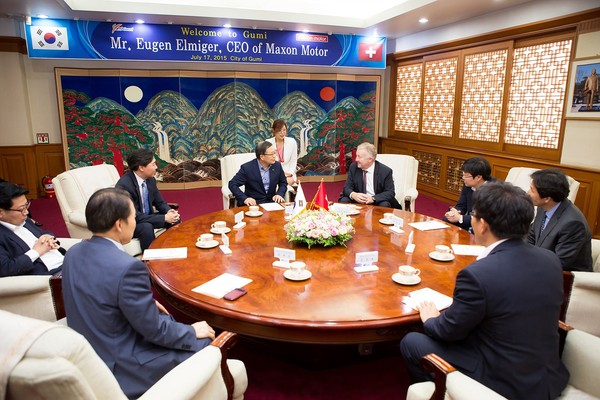 ▲ 지난 17일 스위스 글로벌 기업인 맥슨모터社 오이겐 엘미거(Eugen Elmiger) CEO를 비롯한 임원들이 구미시청을 방문해 남유진 시장과 간담회를 가졌다.ⓒ구미시 제공