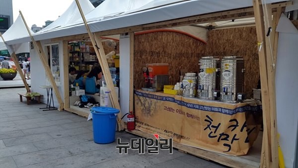 ▲ 광화문광장을 불법 점거 중인 세월호 천막은 크게 좌측과 우측 동으로 나눠져 있다. 사진은 천막 관리사무실과 간식을 나눠주는 공간, 관계자들이 사용하는 쉼터가 있는 좌측 동 모습이다. ⓒ뉴데일리 윤진우 기자