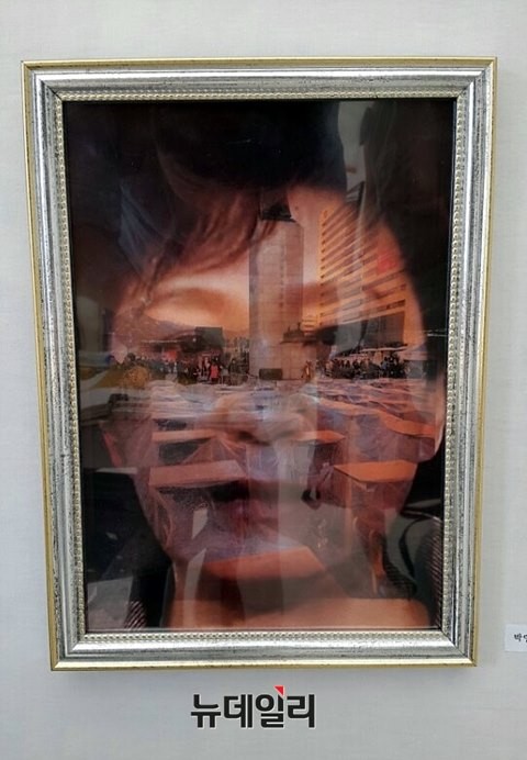 ▲ 광화문 세월호 농성장 인근에 설치돼 있는 선전물. 박근혜 대통령의 얼굴과 세월호 관련 집회의 모습을 기이한 느낌으로 겹쳐 놨다. 농성장 주변의 이런 선전물들은 이곳이 희생자들을 추모하고 유가족들의 건강을 돌보는 공간이 아니라, 세월호 사고를 계기로 사회혼란을 부추기려는 좌파진영의 아지트처럼 쓰이고 있는 현실을 보여준다. ⓒ 뉴데일리 윤진우 기자