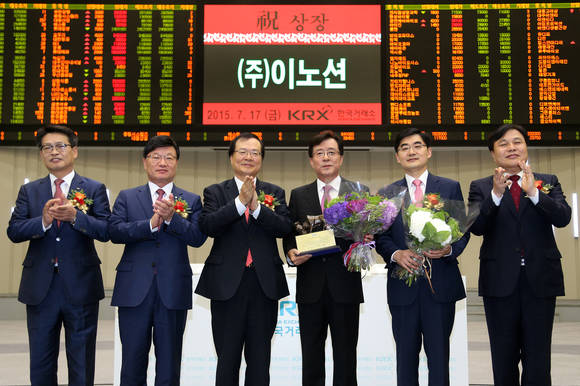 ▲ 왼쪽부터 김원대 한국거래소 유가증권시장본부장, 김원규 NH투자증권 대표이사, 최경수 한국거래소 이사장, 안건희 이노션 대표이사, 윤석훈 이노션 상무, 김진규 상장회사협의회 부회장이 기념촬영을 하고 있다.ⓒ한국거래소