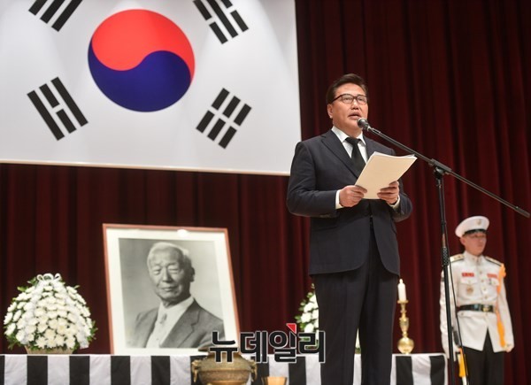 ▲ (사)건국대통령이승만박사기념사업회(회장 박진)가 주최한 ‘제50주기 우남 이승만박사 추모식’이 17일 국립서울현충원 현충관에서 열렸다. 박진 회장이 추도사를 읽고 있다. ⓒ뉴데일리 정상윤 기자