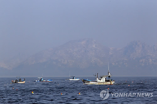 ▲ 올해 4월 10일, 동해 최북단 저도어장에서 어선들이 북한 해금강지역 구선봉을 눈앞에 두고 조업을 하고 있다. ⓒ 사진 연합뉴스