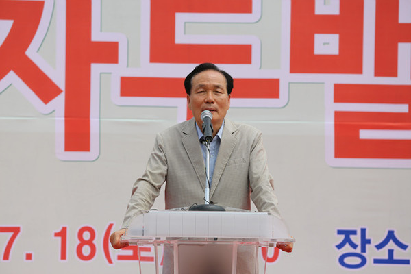 ▲ 축제장을 찾은 김주수 군수가 인사말을 하고 있다.ⓒ김형만 기자 뉴데일리