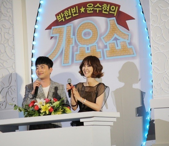 ▲ 박현빈(왼쪽)과 함께 MC를 보고 있는 윤수현ⓒ솔미디어제공