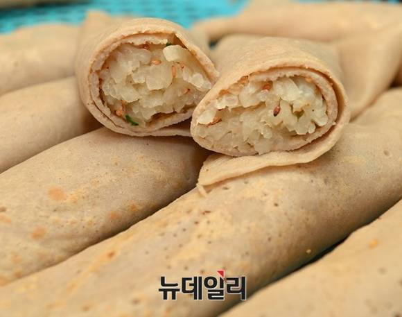 ▲ 무채와 메밀 맛을 느끼며 가볍게 즐길 수 있는 빙떡. ⓒ뉴데일리 정상윤