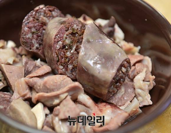 ▲ 제주찹쌀순대와 머릿고기가 들어간 순대국밥 ⓒ뉴데일리 정상윤