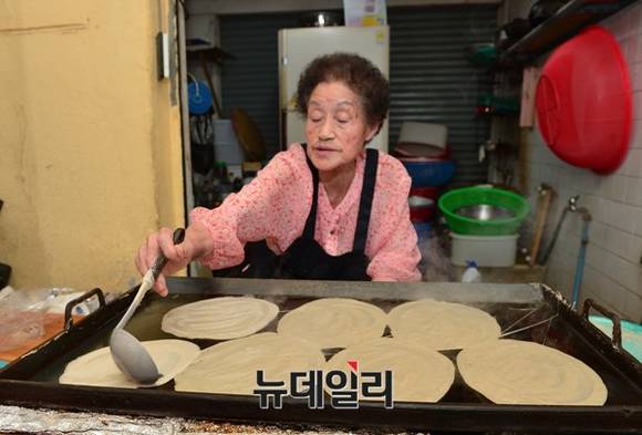 ▲ 할망빙떡 김옥남 사장. ⓒ뉴데일리 정상윤