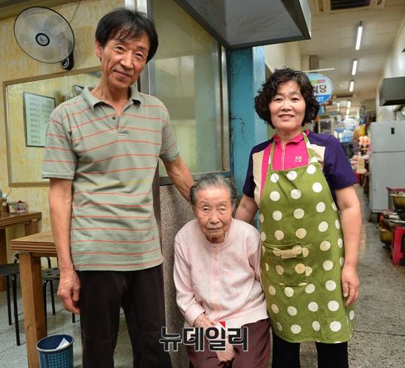 ▲ 이영식사장(왼쪽), 김필선 사장(가운데), 김경자 씨 ⓒ뉴데일리 정상윤