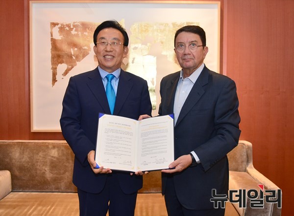 ▲ 김관용 경북도지사는 지난 9일 중국 북경에서 탈렙 리파이 UNWTO 사무총장을 전격적으로 만나 8월 열리는 ‘실크로드 경주 2015’의 성공적 개최를 위한 공동 협약을 체결했다.ⓒ경북도 제공