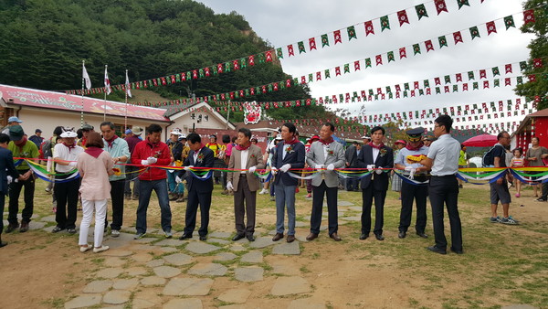 ▲ 봉화군이 지난겨울 분천역에 개장한 산타마을이 국내외적으로 성황리에 종료됨에 따라 깜짝 이벤트로 여름 산타마을 개장했다.ⓒ봉화군 제공