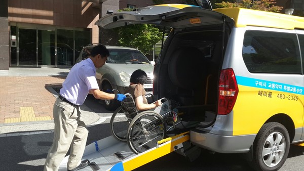 ▲ 구미시가 교통약자 이동불편 해소를 위해 해피콜 서비스를 운영한다. ⓒ구미시 제공