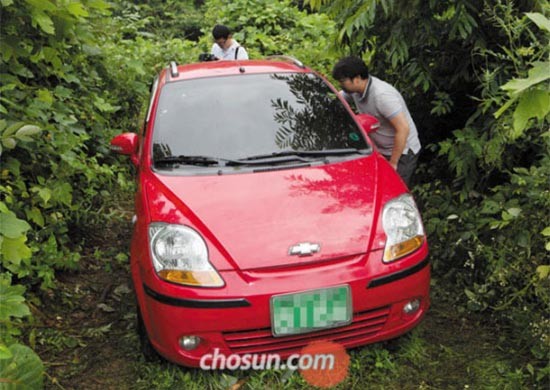 ▲ 경기 용인시 인근의 한 야산에서 발견된 국정원 직원 임 씨의 마티즈 승용자. 임 씨는 차량 안에 번개탄을 피워 자살한 것으로 확인됐다. ⓒ조선닷컴 보도화면 캡쳐
