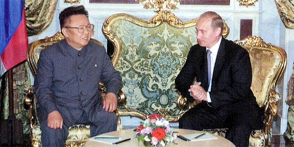 2000년 7월 당시 G8 회의 참석차 일본으로 향하던 푸틴 러시아 대통령은 평양을 전격 방문, 김정일로부터 "미사일 발사를 유예하겠다"는 약속을 받아냈다. 하지만 김정일은 몇달 뒤 "그거 농담"이라고 밝혀, 러시아의 뒤통수를 쳤다. ⓒ시사 주간지 '미래한국' 보도사진캡쳐