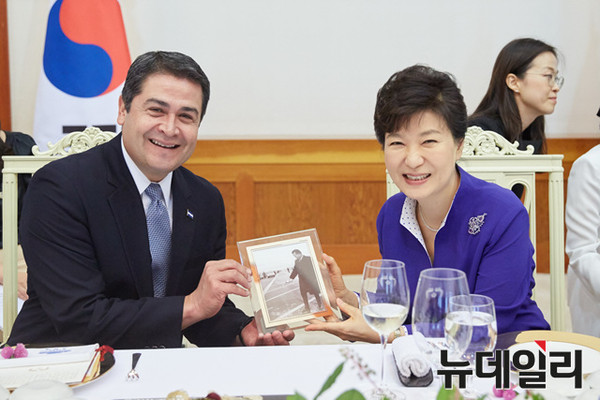 ▲ 에르난데스 온두라스 대통령은 20일 박근혜 대통령과의 정상회담을 가진 뒤 박정희 전 대통령의 모습이 담긴 사진을 전달했다. 사진은 박정희 전 대통령이 고속도로 개통식에 참석한 모습. ⓒ청와대 제공