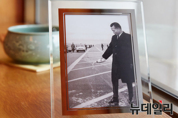 ▲ 에르난데스 온두라스 대통령은 20일 박근혜 대통령과의 정상회담을 가진 뒤 박정희 전 대통령의 모습이 담긴 사진을 전달했다. 사진은 박정희 전 대통령이 고속도로 개통식에 참석한 모습. ⓒ청와대 제공