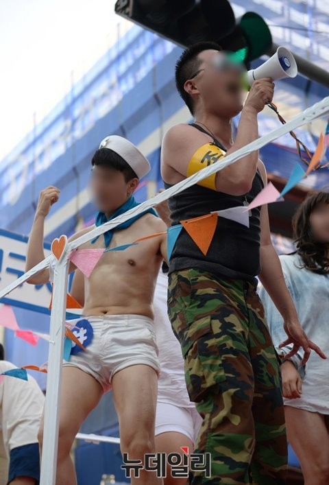 ▲ '2015 퀴어 축제' 주요 행사인 '퀴어 퍼레이드'가 지난달 28일 오후 서울광장과 퇴계로, 을지로 등 서울 도심에서 열렸다. 참가자들의 심한 노출과 과도한 몸짓에 눈살을 찌푸리는 시민들이 많았다. ⓒ 뉴데일리 정재훈 기자