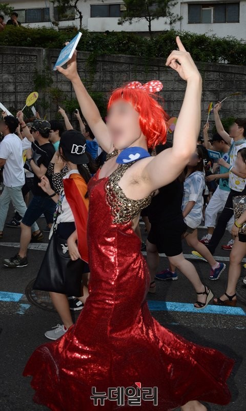 ▲ '2015 퀴어 축제' 주요 행사인 '퀴어 퍼레이드'가 지난달 28일 오후 서울광장과 퇴계로, 을지로 등 서울 도심에서 열렸다. 여장을 한 참가자가 구호를 외치면서 행진을 하고 있다. ⓒ 뉴데일리 정재훈 기자