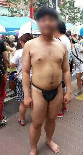 ▲ 지난해 서울 신촌에서 열린 ‘퀴어 퍼레이드’ 참가자들의 민망한 모습들. ⓒ 출처 조갑제닷컴