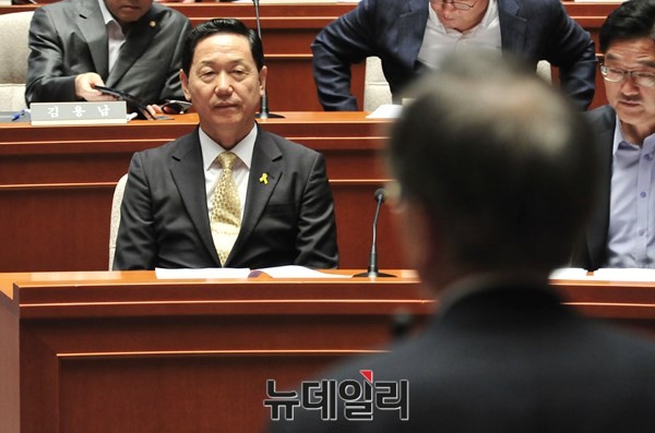 ▲ 새정치민주연합 문재인 대표가 20일 의원총회에서 혁신안의 중앙위 의결을 호소하고 있는 가운데, 의총에 참석한 김상곤 혁신위원장이 발언하는 문재인 대표를 바라보고 있다. ⓒ뉴데일리 이종현 기자