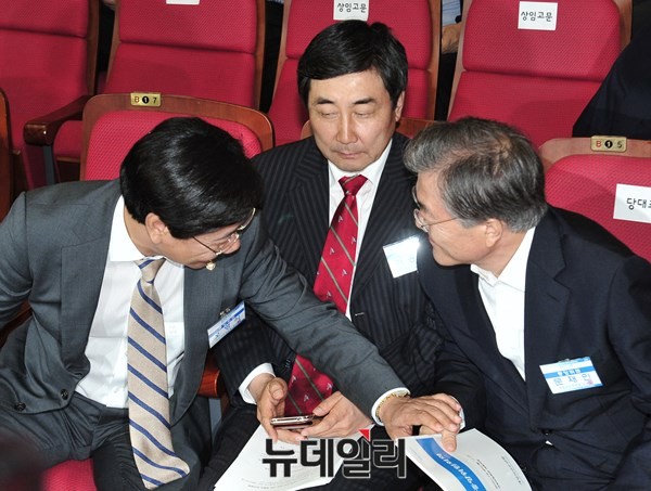 ▲ 새정치민주연합 문재인 대표와 오영식 최고위원이 20일 중앙위원회의에서 서로 웃으며 대화를 나누고 있는 가운데, 사이에 낀 이종걸 원내대표가 핸드폰을 들여다보다 고개를 들고 있다. ⓒ뉴데일리 이종현 기자