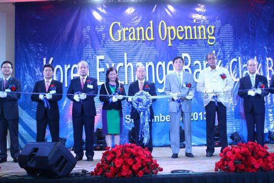 ▲ 현지인을 점포장으로 선임한 외환은행 필리핀 클락지점 개점식 장면ⓒ외환은행