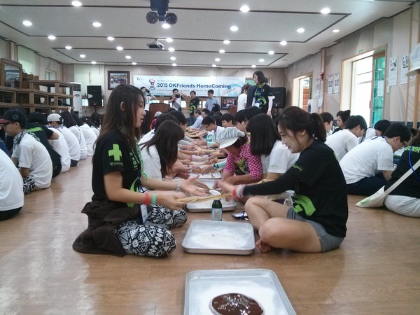 ▲ 엿 만들기 체험을 하고 있다.ⓒ고령군 제공