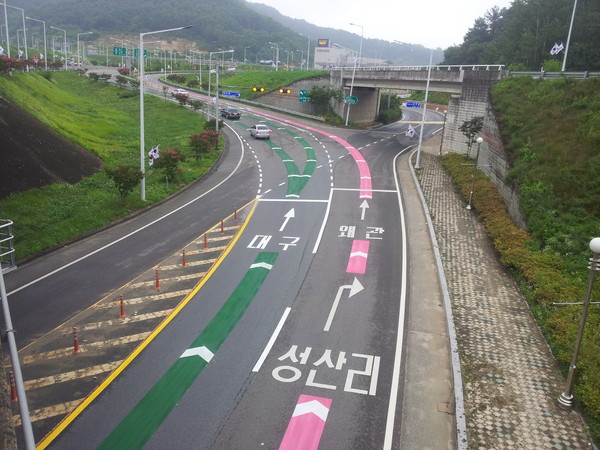 ▲ 성주군은 교통사고 위험지구 차로유도선 도색 공사를 통한 교통불편 해소에 나섰다.ⓒ성주군 제공