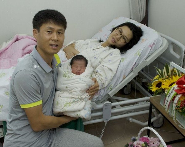 ▲ 지난 7월 20일(월) 저녁, 다섯째 자녀(아들)가 태어나 '공군 다산왕' 반열에 오른 김영국 소령(왼쪽, 38세, 학사 104기)과 가족, 그리고 갓 태어난 다섯 번째 자녀의 모습.ⓒ공군