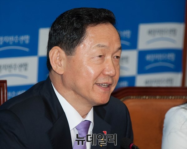 ▲ 새정치민주연합 김상곤 혁신위원장이 혁신안으로 제시한 사무총장제 폐지안이 20일 중앙위원회에서 의결됐다. 이에 따라 새정치연합은 오는 22일 5본부장 인선을 발표하면서 체제가 개편될 전망이다. ⓒ뉴데일리 이종현 기자